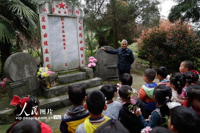 安徽铜陵：一生践一诺 丹心护忠魂