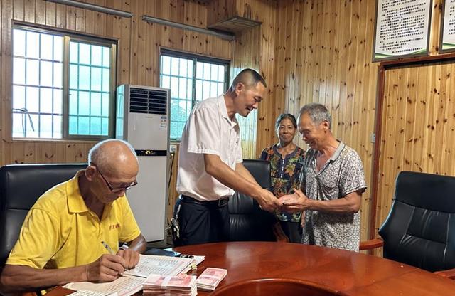 水果种植基地村民“领工资”