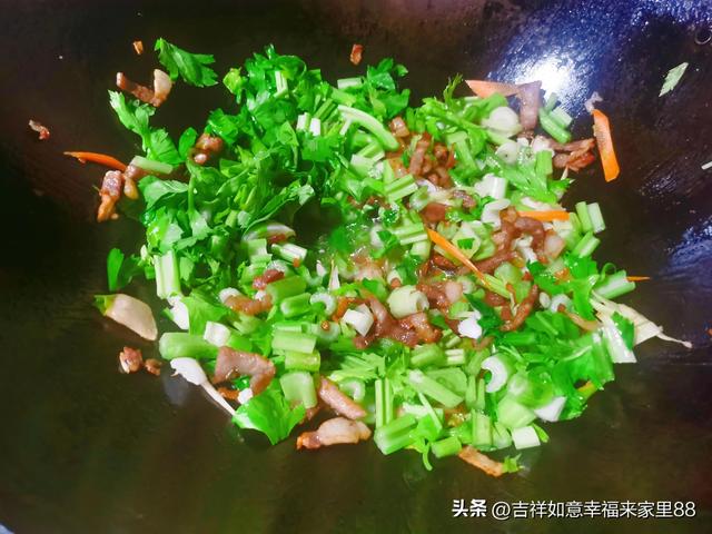 豆芽焖面，豆芽有嚼劲，肉片焦香，蔬菜软糯，面条裹满汤汁，好吃