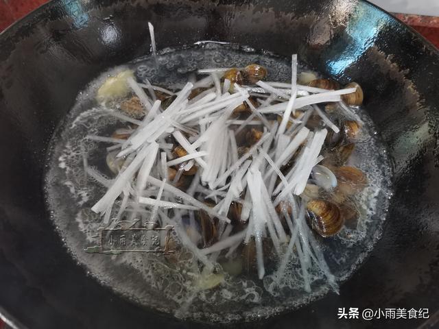 小河泥沙里的河蚬，纯野生无法人工养殖，煮汤最合适，汤汁鲜甜