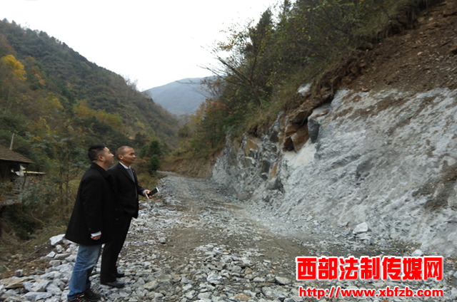 镇巴法院：修建通组水泥路 铺开锅厂坪村攻坚脱贫富裕路