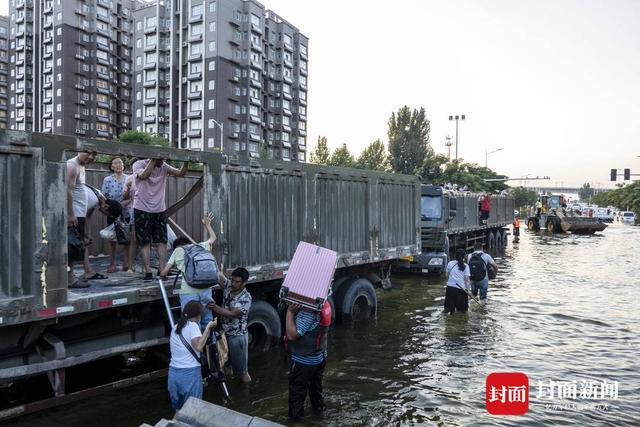 洪水围城｜新一轮降雨将至，河南卫辉城区8.6万人紧急转移