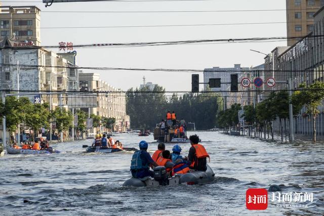 洪水围城｜新一轮降雨将至，河南卫辉城区8.6万人紧急转移