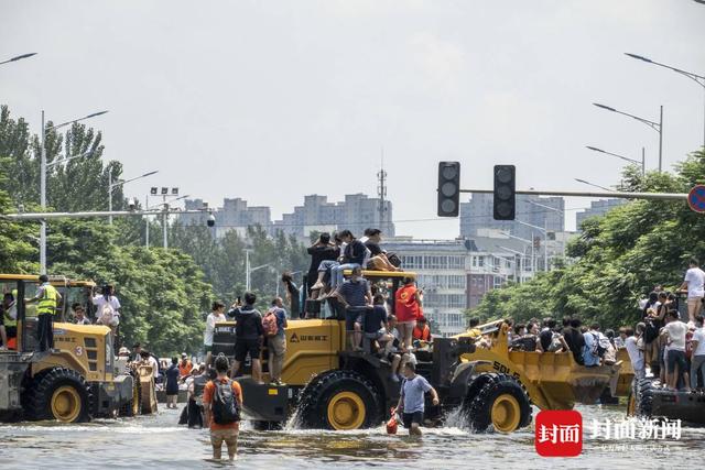 洪水围城｜新一轮降雨将至，河南卫辉城区8.6万人紧急转移