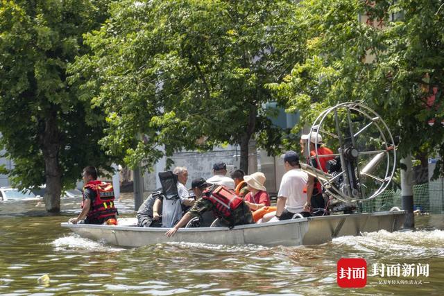 洪水围城｜新一轮降雨将至，河南卫辉城区8.6万人紧急转移