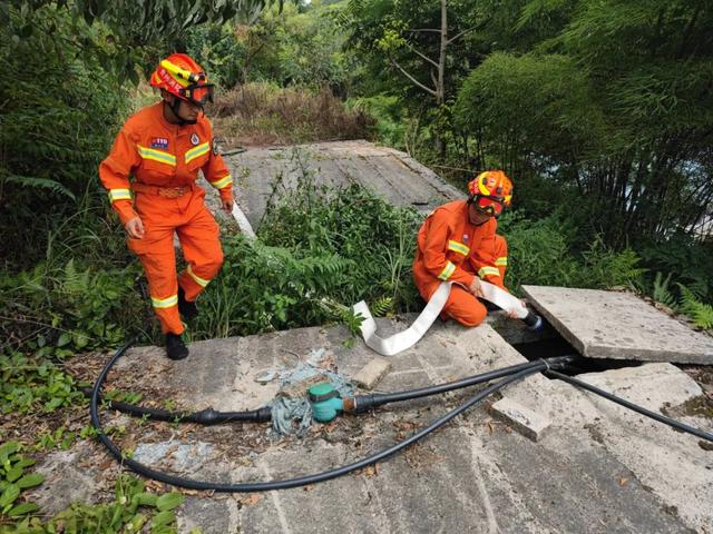 贵州麻江：养殖基地1300多头小猪仔无饮用水，消防送水解忧