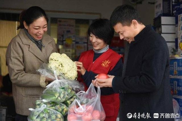 临沂：“网红”走进蔬菜大棚，帮菜农广撒网卖菜