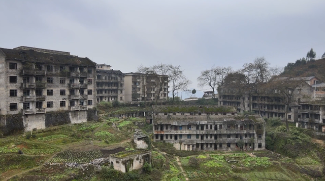 重庆废弃的山洞兵工厂，生产过飞机大炮，如今成养鱼池