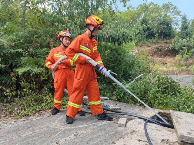 贵州麻江：养殖基地1300多头小猪仔无饮用水，消防送水解忧