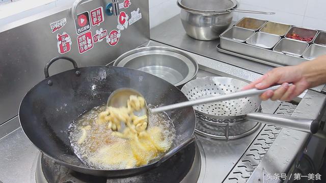 孜然鱿鱼的这种做法，一点腥味都没有，每次去饭店都要点上一盘