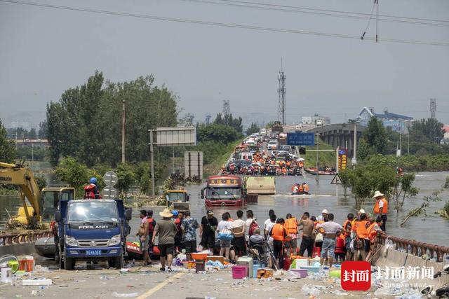 洪水围城｜新一轮降雨将至，河南卫辉城区8.6万人紧急转移