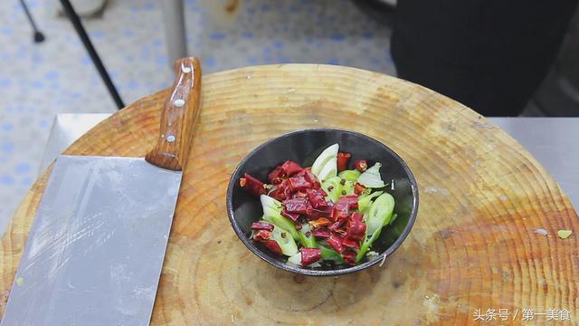 孜然鱿鱼的这种做法，一点腥味都没有，每次去饭店都要点上一盘