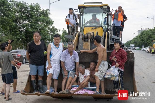 洪水围城｜新一轮降雨将至，河南卫辉城区8.6万人紧急转移