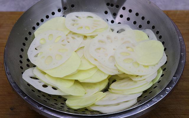 家常菜干锅牛蛙，麻辣鲜香，蛙肉紧实，土豆脆爽，一锅不够吃