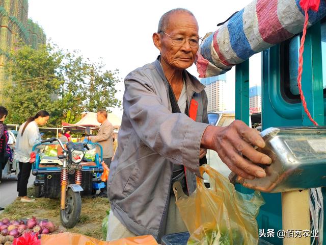 农民种植水果黄瓜，有前景没销路，无意间成就农村大叔好生意