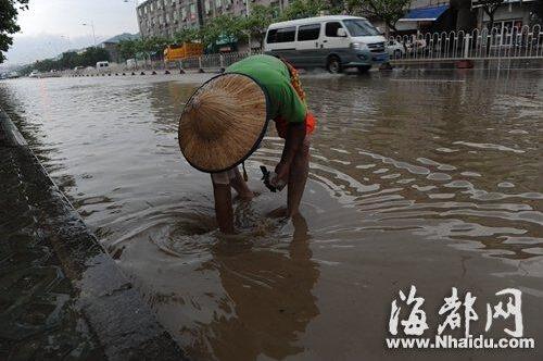 车牌充气娃娃和锦鲤 大雨后西安曾经从“海”底捞出过啥？