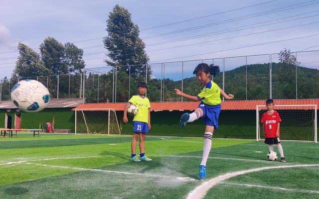 喂鸵鸟、种香蕉、踢足球……云南大山村小“学在土地上”