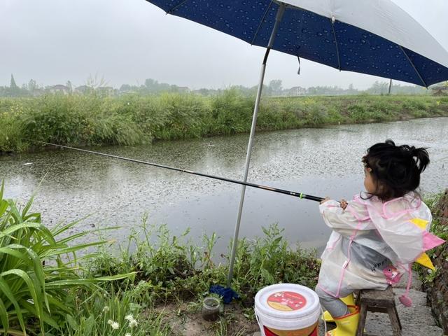 萌娃学钓鱼，堪称人类幼崽届的钓鱼能手