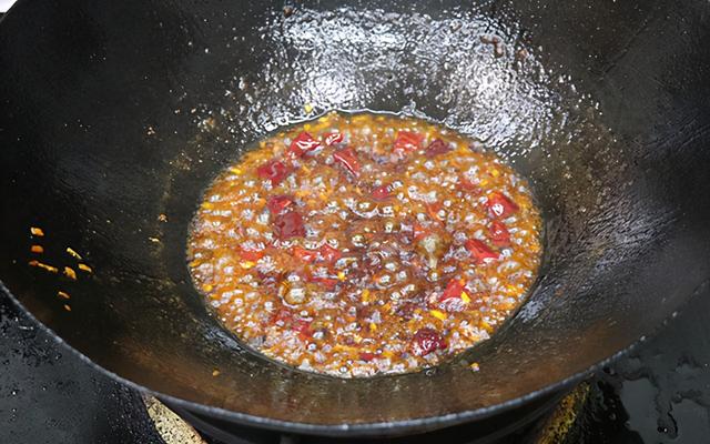 家常菜干锅牛蛙，麻辣鲜香，蛙肉紧实，土豆脆爽，一锅不够吃