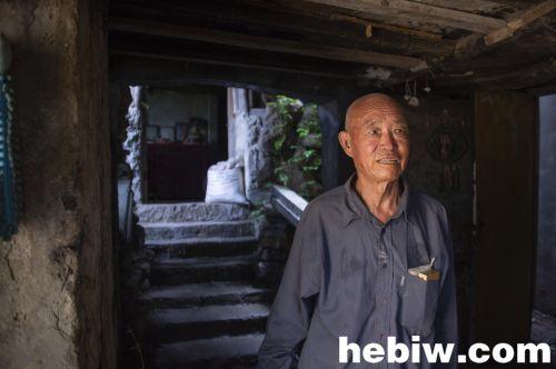 鹤壁七旬老汉历时六年自建四层“茅草楼”