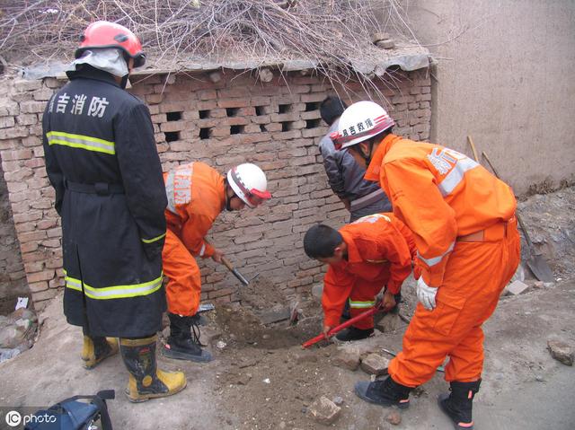 在农村自家后院建造一个简易的化粪池，I你感觉怎么设计最好呢？