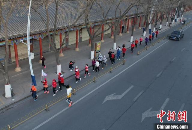 宁夏市民“跑兔”迎春：新年要有仪式感