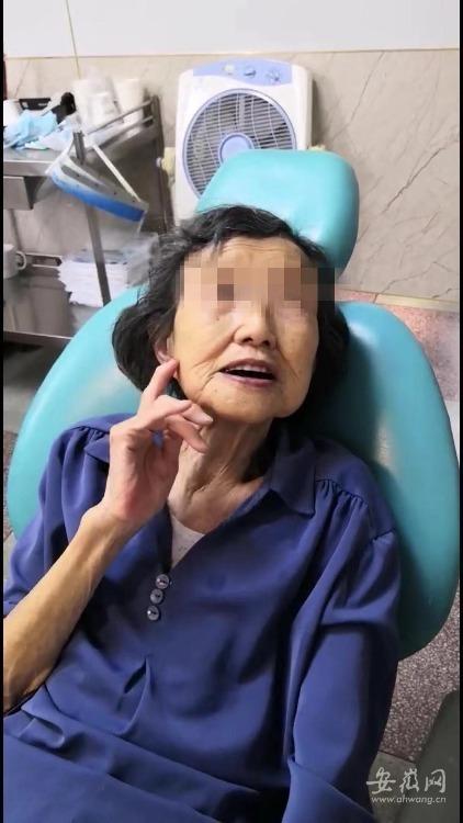 合肥90岁老人缺牙40多年 装上吸附性义齿轻松啃苹果