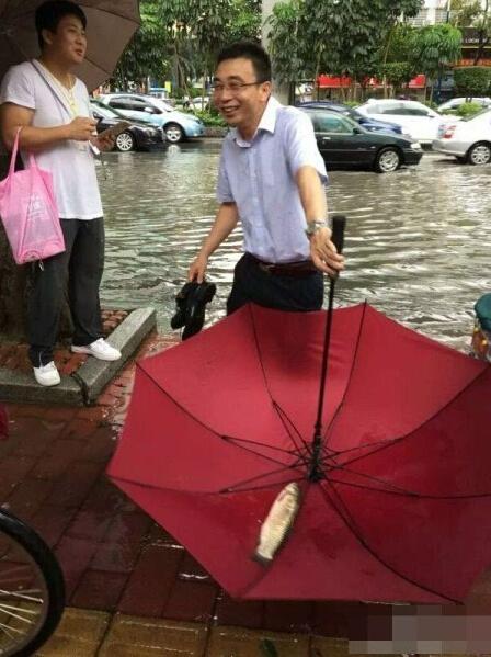 车牌充气娃娃和锦鲤 大雨后西安曾经从“海”底捞出过啥？