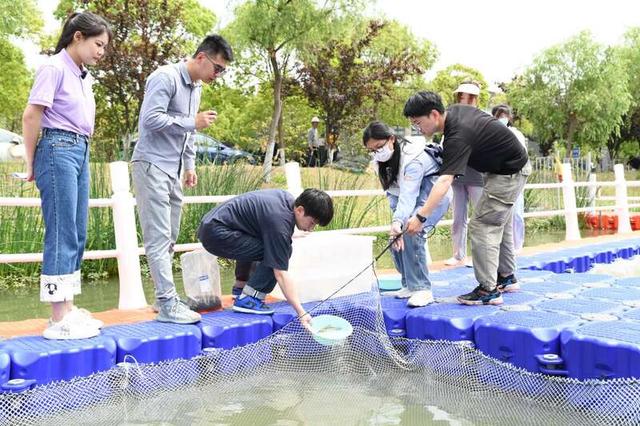 养鱼养虾养螃蟹，这场劳动教育课让学生尝试网箱养殖