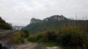 南方大口鲶养殖(大西南的深山溪流里钓山鲶，这种极品鱼吃起来弹嘴)