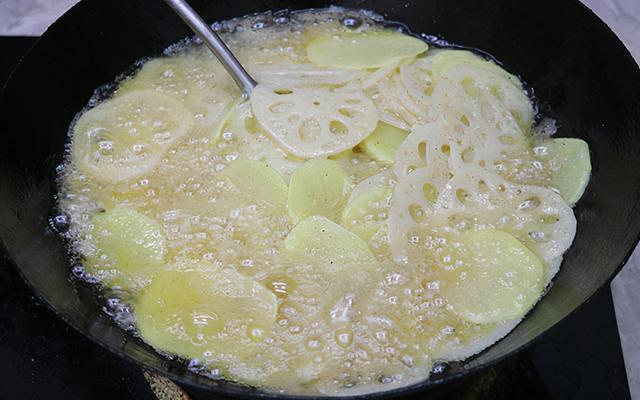 家常菜干锅牛蛙，麻辣鲜香，蛙肉紧实，土豆脆爽，一锅不够吃