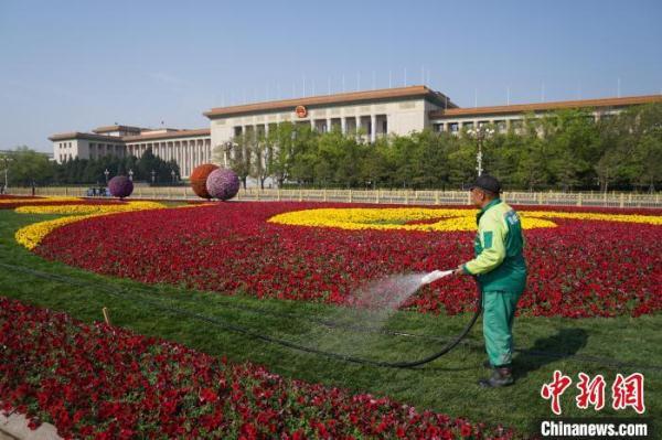 28万余株花卉迎“五一” 北京天安门广场两侧绿地花卉布置完成