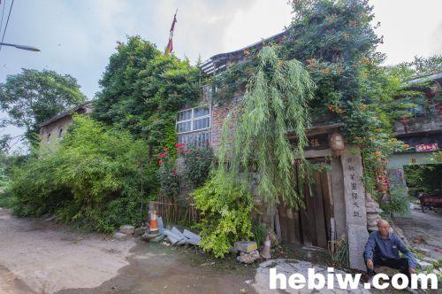 鹤壁七旬老汉历时六年自建四层“茅草楼”