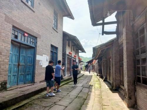 央视财经频道《生财有道》栏目组到沐川采访生态旅游美食