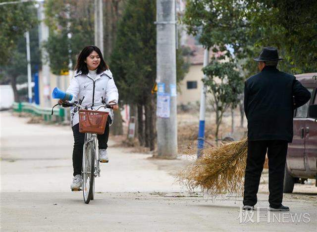 女选调生苦学方言，帮农户销售豆丝糍粑