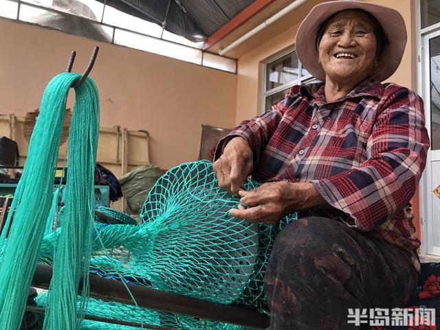 用智能机玩抖音，编织海鲜提笼“健身”！农家院里，八旬老夫妻“上班”忙