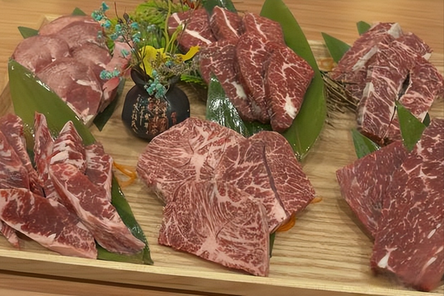 大叔用黄牛培育出雪花牛肉，年收入2000多万元，他到底有何窍门？