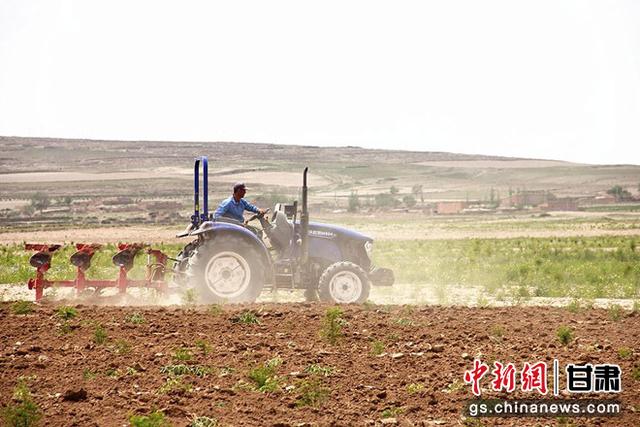 甘肃靖远：“铁马”作业成标配 农机补贴让“新农人”更有底气