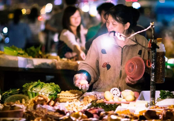 现在农村年轻人不种地，做起小生意了，小生意还做得有声有色