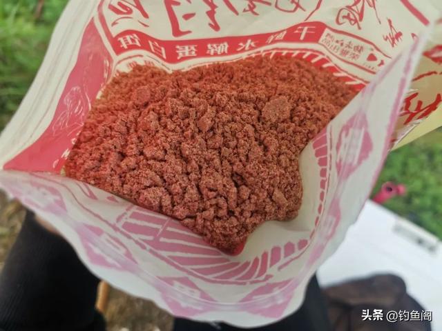 秋冬钓鲫鱼我用的什么饵料？连饵料带配方全告诉你们