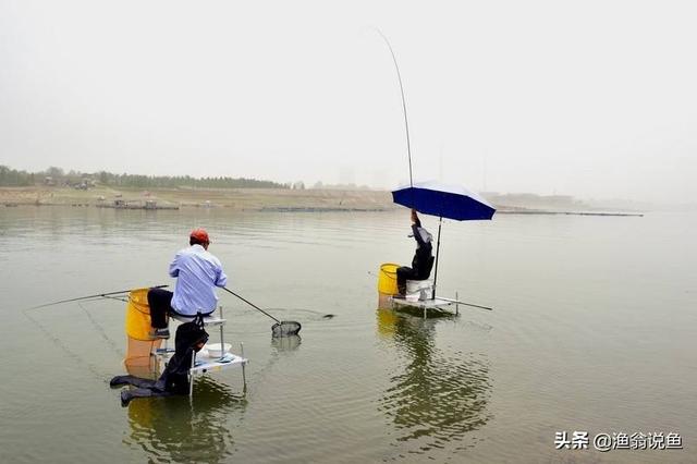 水库泥鳅精！广东水库老乡钓起“巨鳅”，当地人：几十年没过了