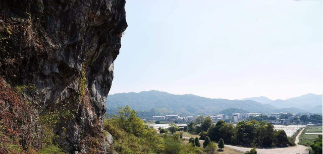 “孤峰耸立腾云雾，溶洞悬空纳紫烟”万寿岩，历尽沧桑，世界绝响