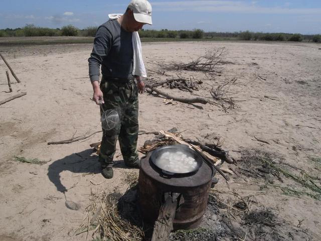 黑龙江边的驻钓生活，外地钓友看得膛目结舌