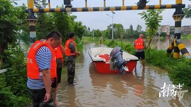 广东一养殖场75条鳄鱼趁暴雨出逃，躲在附近深水区，目前抓回8条……当地多部门已在现场驻守，保障居民安全