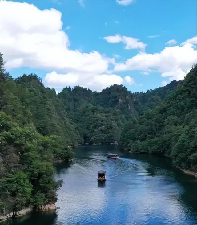 跑完“武马”，去宝峰湖和阿哥阿妹对山歌，亲密接触2米的娃娃鱼