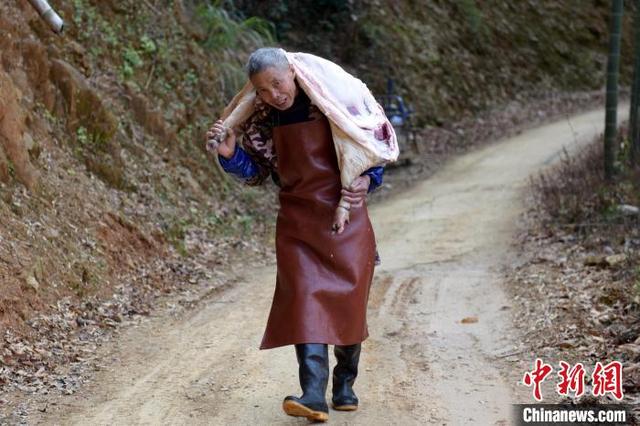 （新春走基层）通讯：年猪“飞出”山窝窝