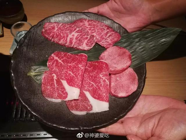 世界四大顶级牛肉之一安格斯做汉堡，苏格兰古老牛种在我嘴里：哞