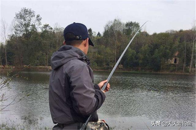 冬季钓鲫鱼，气温越低鱼口越轻，这钓法灵敏度极高，大鲫照样连竿