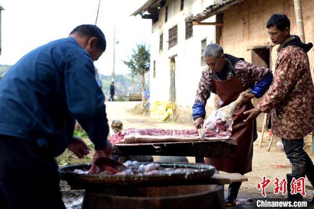 （新春走基层）通讯：年猪“飞出”山窝窝