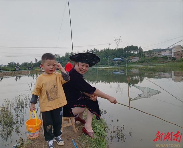 新邵芭蕉社区：垂钓小龙虾，带火亲子游